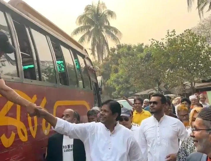 বিজয়োল্লাসে উদ্দীপ্ত নেতাকর্মীদের মাঝে উপস্থিত ঢাকা-১ আসনে খন্দকার আবু আশফাক, এমপি
