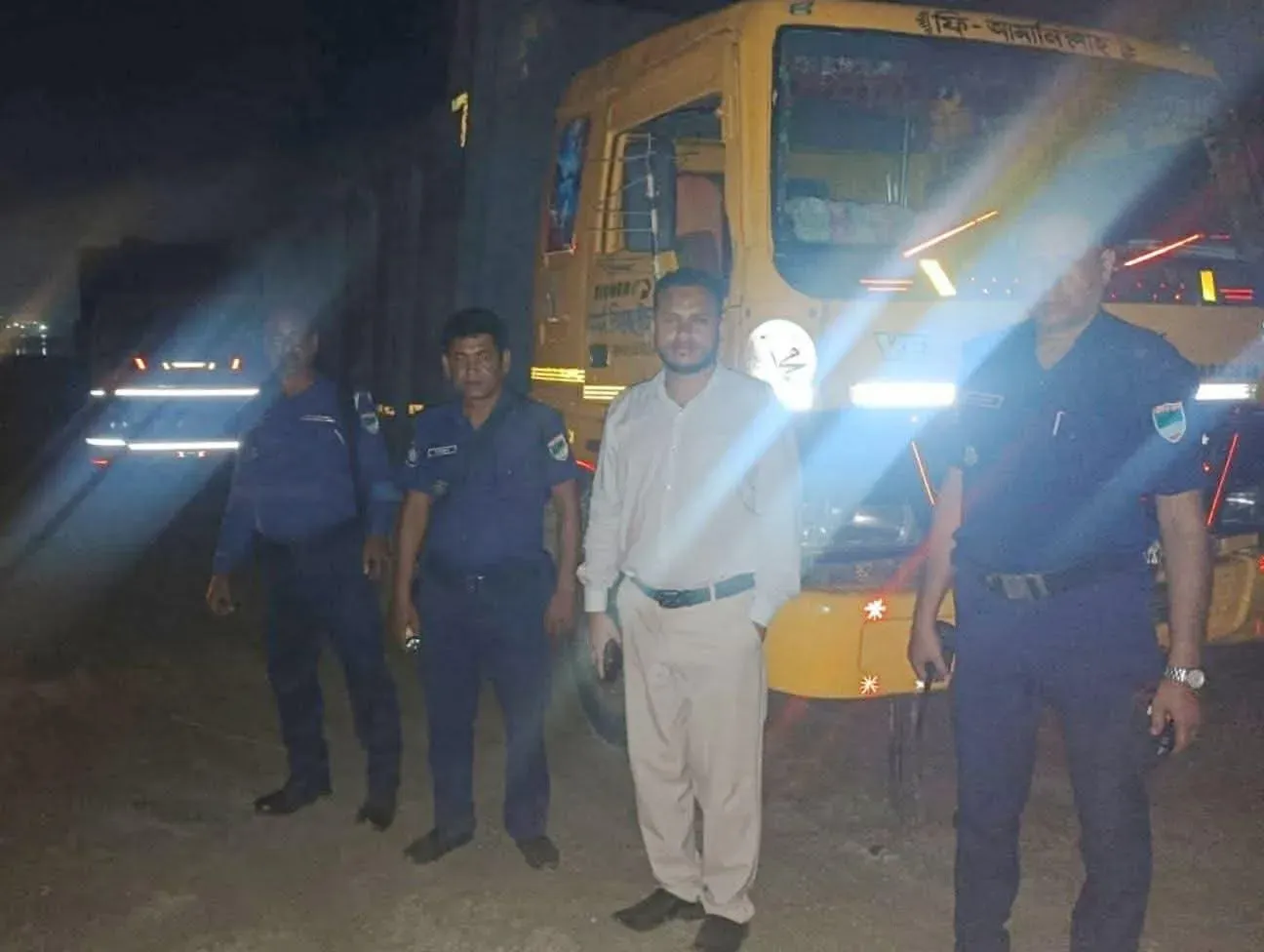 ইজারা ছাড়াই বালু উত্তোলন, পদ্মা পাড়ে অভিযানে সরঞ্জাম জব্দ।।