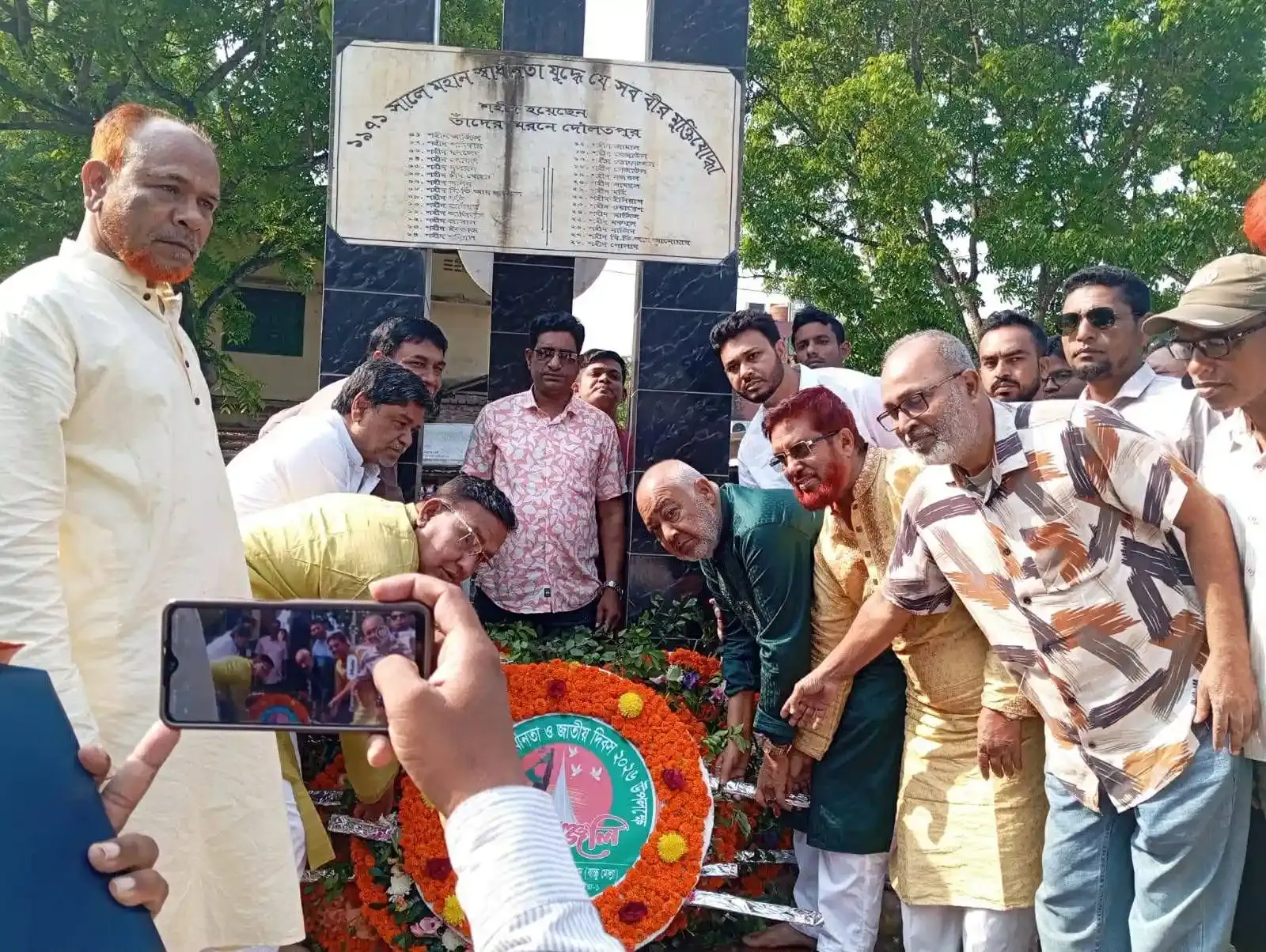 দৌলতপুর স্মৃতিসৌধে সংসদ সদস্য বাচ্চু মোল্লার পুষ্পস্তবক অর্পণ।