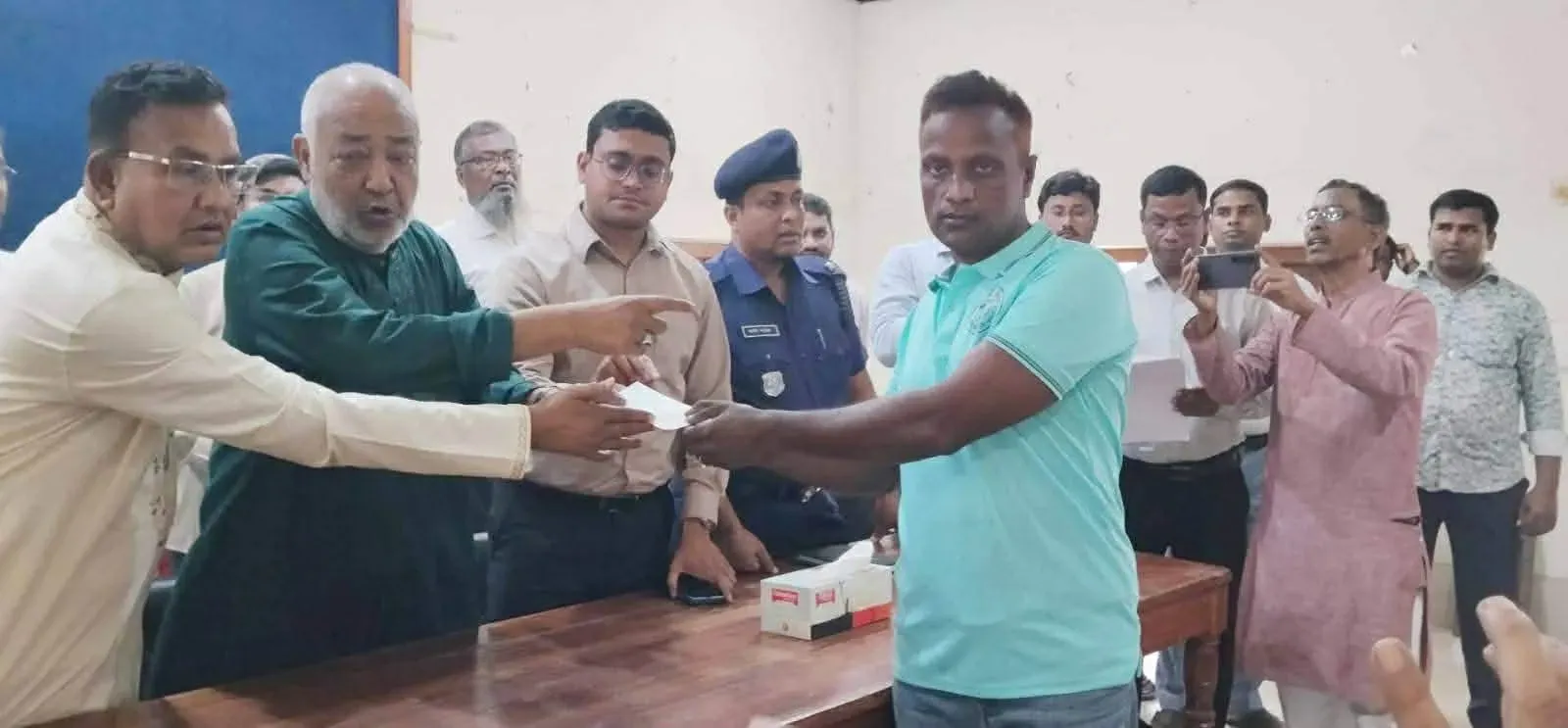 দৌলতপুরে প্রধানমন্ত্রীর অনুদান বিতরণ, অসহায়দের পাশে এমপি বাচ্চু মোল্লা ।।