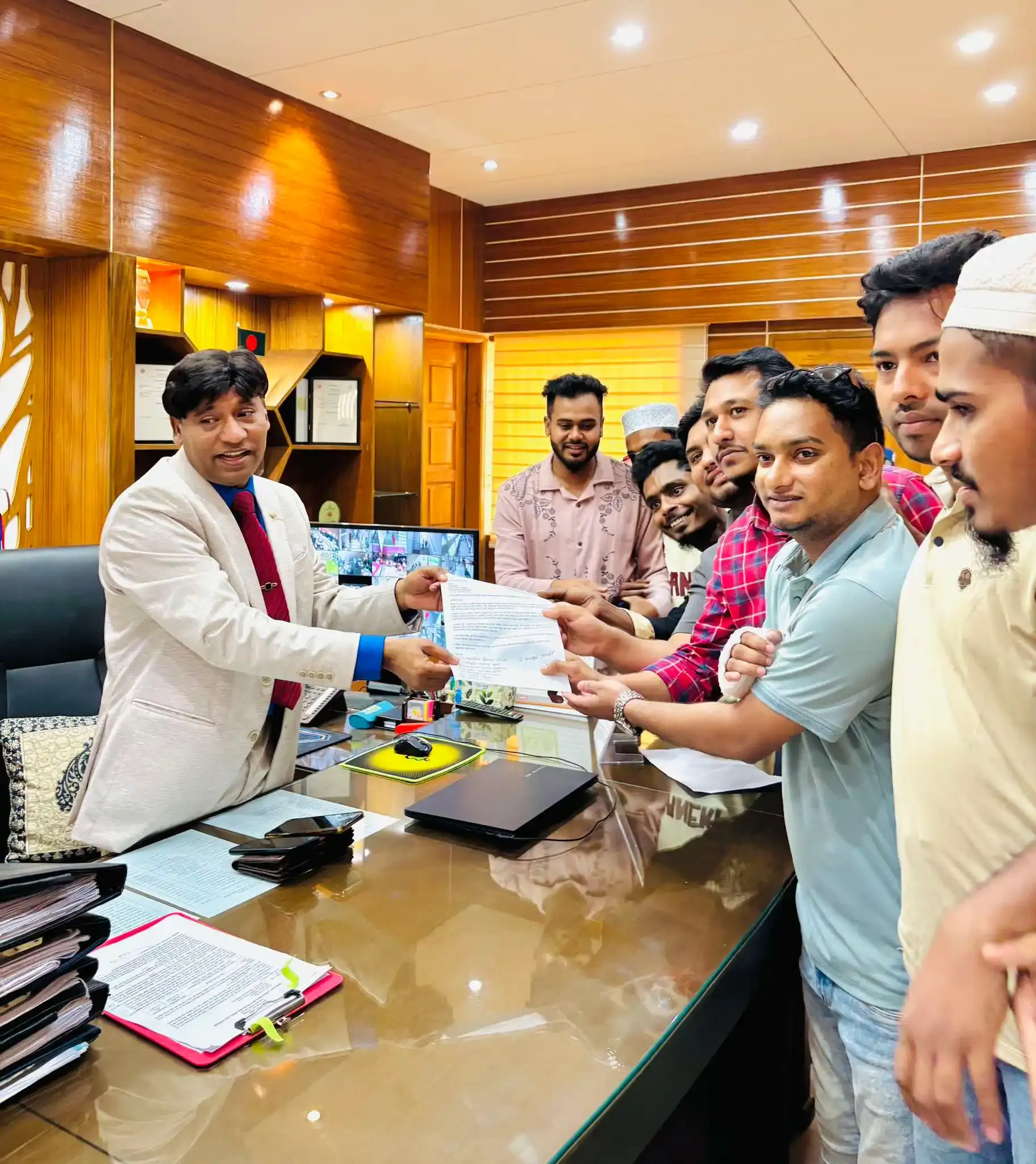 জাতীয় সংসদের প্রথম অধিবেশন সরাসরি সম্প্রচারের দাবিতে কিশোরগঞ্জে ছাত্র ঐক্যের স্মারকলিপি প্রদান